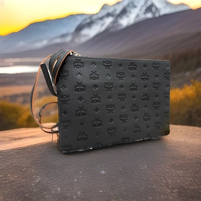 AUTÉNTICO NUEVO CON ETIQUETAS MCM Aren MD Monograma Logo Cuero Repujado Bolso sin asas Bandolera-Negro - Imagen 1 de 4