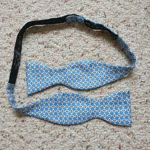 JoS A Bank Bow Tie Blue White Geometric 100% Silk Classic Adjustable Hand Made - Picture 1 of 8