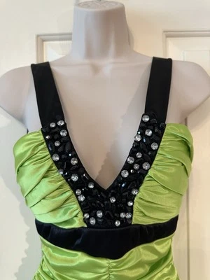 Vestido de sirena verde lima con pedrería negra Foto 1 de 4