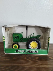 SpecCast 1/16 John Deere "LA" Tractor Stock #JDM-173 NIB - Picture 1 of 6