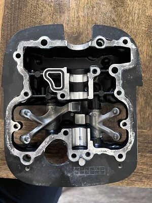 Cubierta de válvula de cilindro delantero Suzuki Marauder VZ800 1997-2004 caja de brazos basculantes OEM Foto 1 de 2