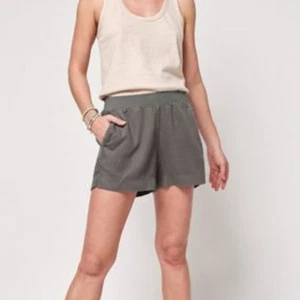 Faherty Damen Arlie Day Leinenmischung Shorts in Surplus Green - Bild 1 von 8