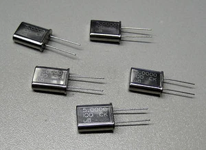5 Stück 5.0000 MHz Quarze  / Bauform HC-49/U (M8610) - Picture 1 of 1