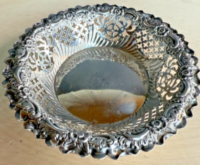 Antiguo plato Bon Bon perforado de plata de ley - Sheffield 1897 por Fenton Brothers Foto 1 de 4