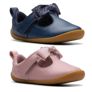 Girls Clarks 'Roamer Trim T' Leather First Shoe Pre Walkers - Picture 1 of 17
