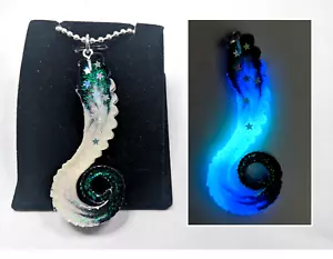 Collar Dije Galaxy TENTÁCULO BRILLO en la OSCURIDAD - Pulpo Espeluznante Lindo - Imagen 1 de 2