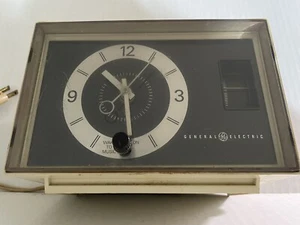 Vtg General Electric AM clock radio/alarm: Model C1400A-BEIGE, WORKS - Picture 1 of 12