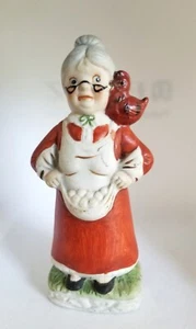 Trippie's Henwife  Eggs in her Apron Figurine, Chicken Disagrees - Picture 1 of 5