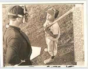 FUNNY Baseball VINTAGE 1958 Press Photo LITTLE LEAGUE Dennis Yoho Frowns Ump - Picture 1 of 2