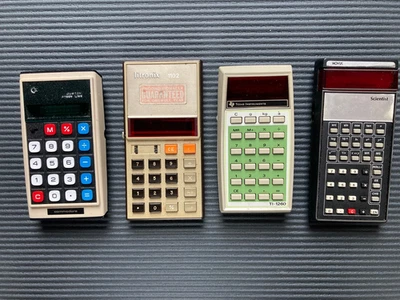 Konvolut von 4 Vintage Taschenrechner Commodore Novus Ti Litronix - Bild 1 von 4