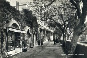 Postal con foto real Capri Via Camerelle Business Stores Italia RPPC - Imagen 1 de 2