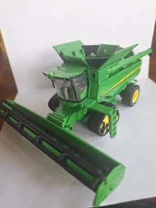 John Deere S690 1/64 en pista. - Imagen 1 de 3