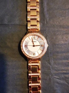 Fossil Damenuhr Virginia in roségoldfarbenem Edelstahl mit Glitzersteinchen - Bild 1 von 7