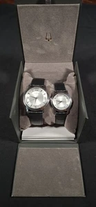 Orologio Bulova His & Hers quadrante spazzolato quarzo set 96A28 e 96T58 nuovo con scatola - Foto 1 di 16