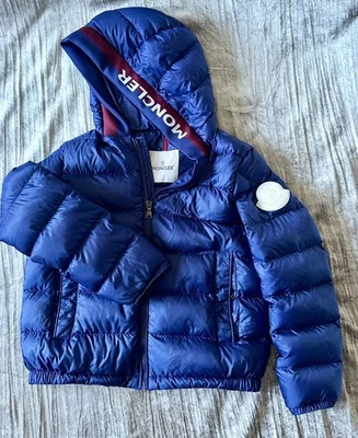 Chaqueta de plumón ligero MONCLER para niños talla 10 azul marino usada excelente estado Foto 1 de 4