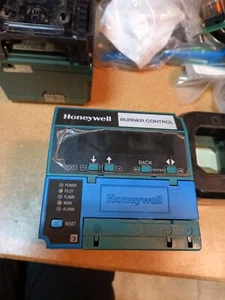 Honeywell Rm7895 D 1011 Burner Control Used - Picture 1 of 3
