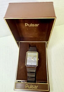 Vintage Pulsar V250-5240 Herren Quarz Uhr Rechteckiges Zifferblatt Original Box " - Bild 1 von 12