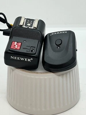 Neewer FM Radio Trigger, Digital Radio Speedlite Trigger & Receiver MINT - Image 1 of 4