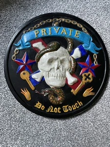 Do Not Enter Private Keramik Schädel Schlange Goth Rock Gamer Mann-Höhle Halloween - Bild 1 von 4