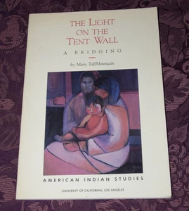THE LIGHT ON THE TENT WALL : A BRIDGING Mary TallMountain 1990 Cal U Indian St - Foto 1 di 9