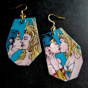 Wonder Woman loves She-Ra - Princess of Power handpainted lesbian charm earrings - Picture 1 of 4