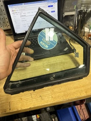 Nissan Altima 2019-2025 puerta trasera izquierda del lado del conductor ventana de ventilación fija vidrio OEM Foto 1 de 2