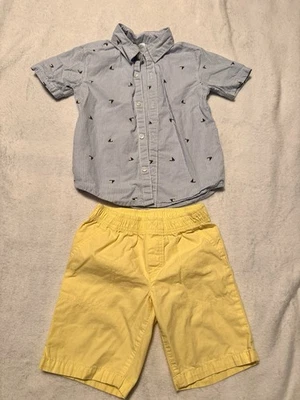 Conjunto de camisa a rayas azules con barcos y pantalones cortos amarillos Carters para niños Foto 1 de 3