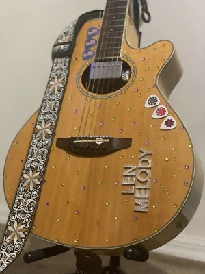 Réplica de guitarra de bachata Lenny Santos Hohner del famoso concierto Aventura 2007 Foto 1 de 4