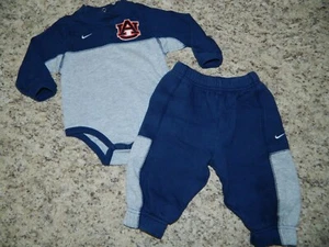Top y pantalones de sudadera Nike Auburn de una pieza LS para niños talla 18 meses - Imagen 1 de 4