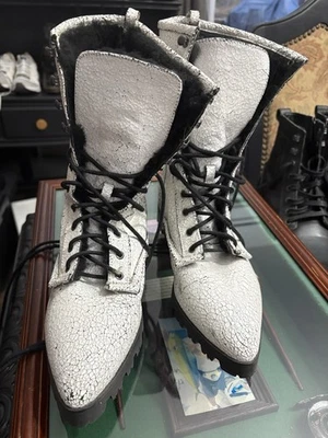 Botas de combate de lujo Rebel blancas y negras de cuero agrietado forradas con cordones 8,5 Foto 1 de 4