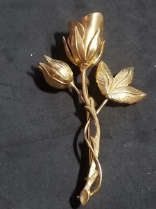 VINTAGE GOLD TONE LONG STEM ROSE & PETAL/BUD COSTUME JEWELRY BROOCH - Picture 1 of 5