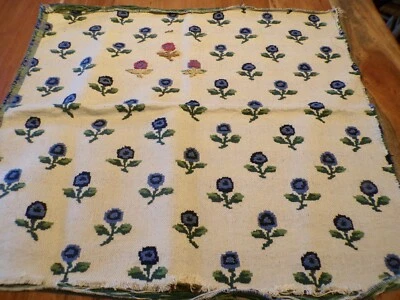1 Piece  de tapisserie motifs floraux ( 3 surbrodés )      ( ref 32 ) - Photo 1/3