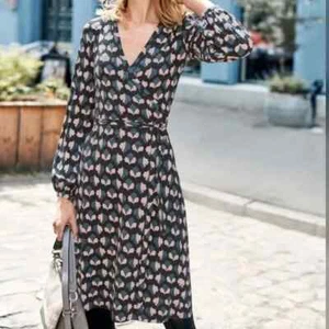 Vestido envolvente Boden Elodie estampado de hojas manga larga jersey 10 R largo con cinturón - Imagen 1 de 14