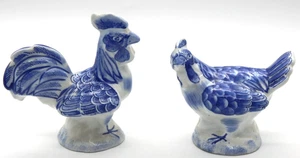 Coppia statuine gallina e gallo vintage stile abile blu bianco smaltato bisque porcellana - Foto 1 di 9