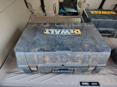 Estuche DeWALT 'DC4KITA'. 2 sierras de sierra, linterna, cargador y 3 baterías. Foto 1 de 4