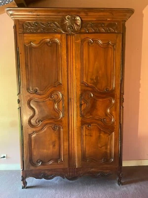 Vielle armoire Bressanne du 19ème siècle en très bon état. - Photo 1/4