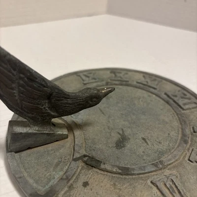 Старинные латунные солнечные часы диаметр 7 дюймов с римскими цифрами птица дорожный бегун воробей - Изображение 1 из 4