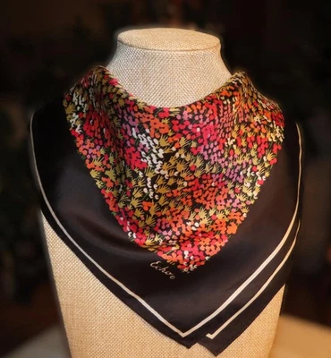 Bufanda cuadrada Echo; floral sobre negro; 23x22,5 pulgadas; mezcla de seda? vintage Foto 1 de 4