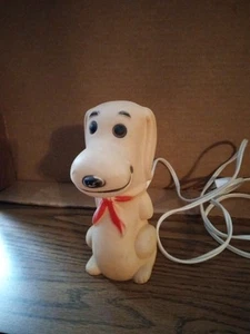 VINTAGE PEANUTS SNOOPY GUMMIKÖRPER NACHTLICHT LEUCHTENDE FIGUR - Bild 1 von 5