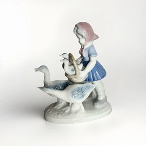 Girl Figurine Carrying Basket Of Geese Germany 6 3/4'' Tall - Imagen 1 de 4