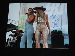 LAINEY WILSON SIGNED PERFORMING ON STAGE 11X14