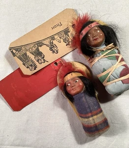 Paar Lot 2 Indianer Skookum Papoose Baby 4" Puppe mit Versandtasche Etikett - Bild 1 von 5