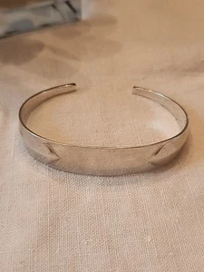 Lot 8 • Vintage Reed and Barton sterling silver cuff bracelet • Dated 1975 - Picture 1 of 12