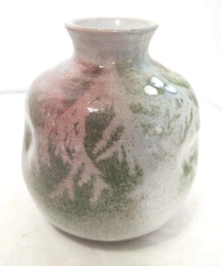 Jarrón de cerámica pellizcada pequeño de colección Celadon con tonos de rosa firmado en la parte inferior - Imagen 1 de 5