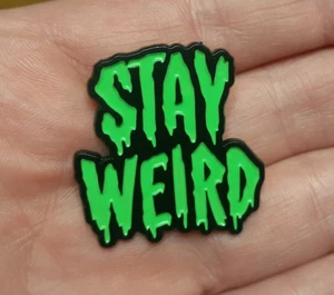 STAY WEIRD Emaille Anstecknadel schwarz und limettengrün Emo Hut Pinback Brosche Abzeichen - Bild 1 von 4