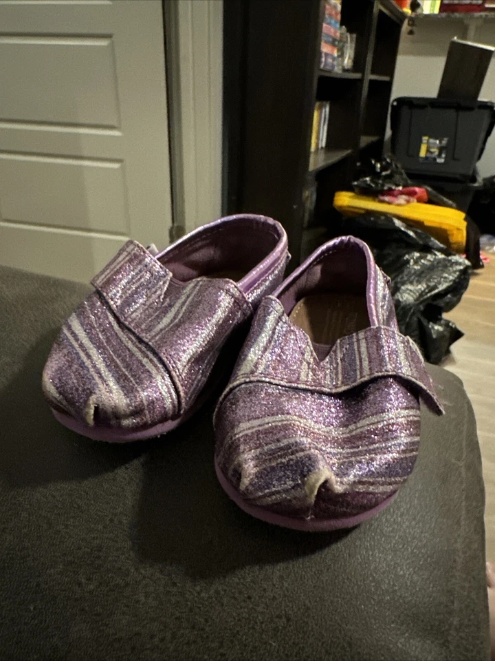 Zapatos Toms Bebé Niñas Talla T4 Púrpura Brillo Sin Cordones Gancho Lateral y Look Planos Foto 1 de 4