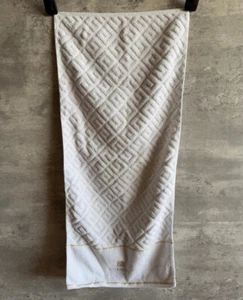 Asciugamano Givenchy Uchino Japan 2015 cotone bianco misura 28 x 12 - Foto 1 di 7
