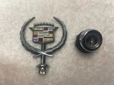 Новое из старых запасов золотое украшение капота Cadillac Deville & Fleetwood 1989-1993 годов выпуска No25536110 - Изображение 1 из 4