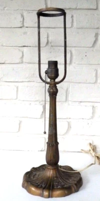 Antigua base de lámpara de mesa de metal con flor de tulipán de vidrio de escoria Art Nouveau con soporte de pantalla Foto 1 de 4