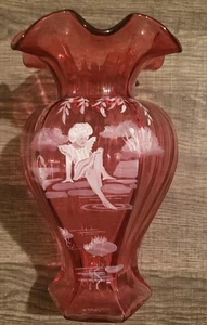 Jarrón de vidrio Fenton Cranberry 9" firmado D Fredrick pintado a mano numerado 255/1500 - Imagen 1 de 10
